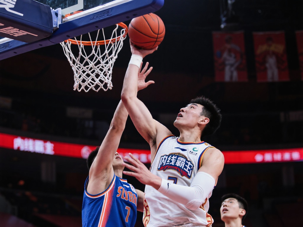 3月29日CBA常规赛:上海对阵新疆 王哲林精彩表现 此外,王哲林在篮板球的争抢上展现了惊人的